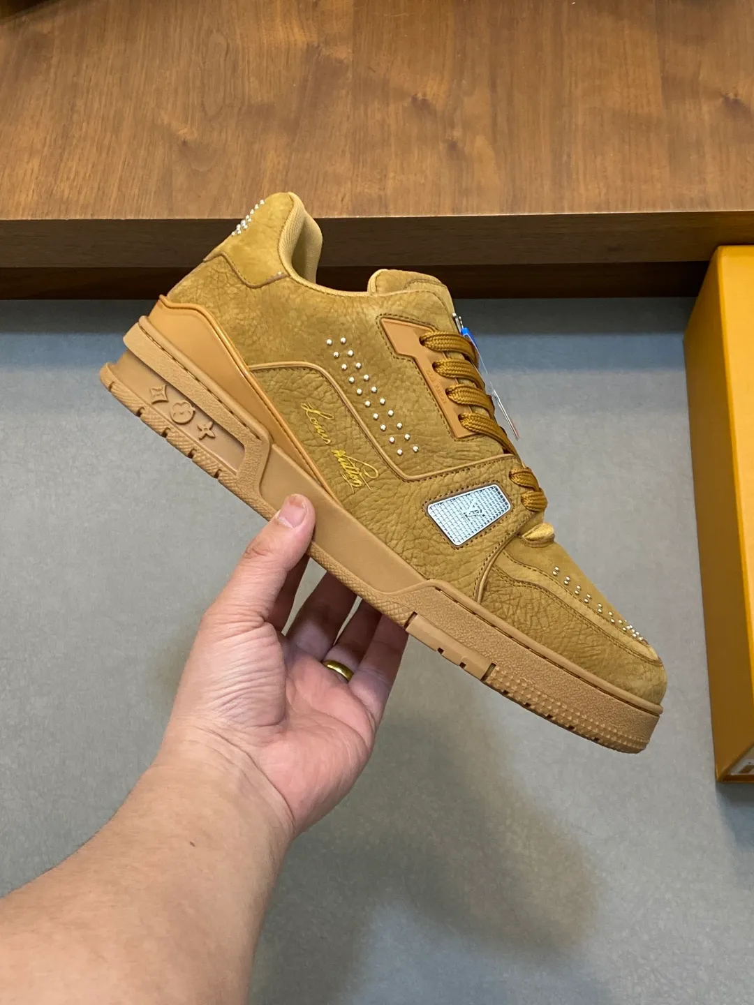 Men's men's shoes 💰820 Lujia New Color Men's 🧍‍♂️trainer sneakers, this LV Trainer sneaker is made of soft grained calfskin, showing pure tones, the #54 logo on the back traces the brand's birth in 1854, the designer's handwritten brand logo embellishes one side, designed by Virgil Abloh himself, a very commemorative sneaker, the new LV Louis Vuitton louis vuitton trainer sneaker low casual sports culture versatile basketball sneakers Size: 35-46 (customized for women 40, men 46)